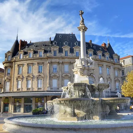 Le Petit Palais, En Hyper Centre De *